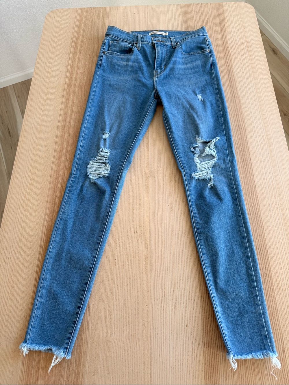 Levi’s 720 High Rise Super Skinny Jeans Size 27 Distressed Raw Hem Light Wash